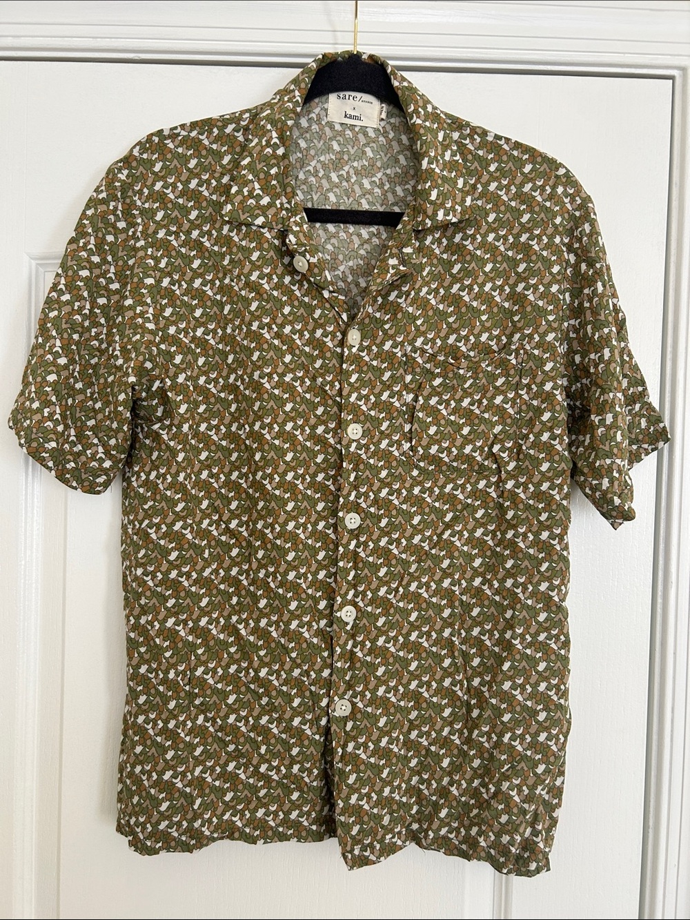 NWOT Olive Patterned Short-Sleeve Button-Up Shirt